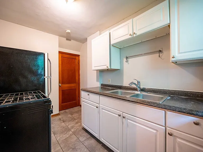 213 E Hudson St — Photo 6