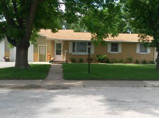 412 Washington St, Hills, IA 52235