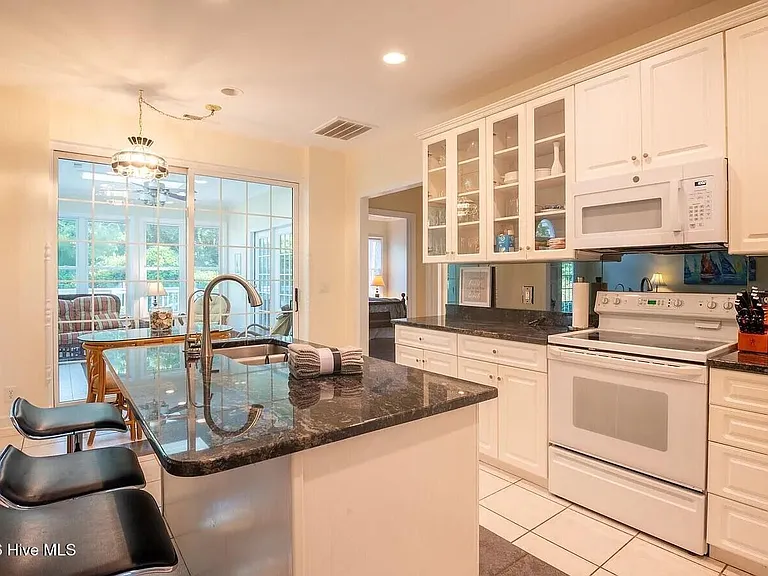 3326 Saint James Dr SE — Photo 5