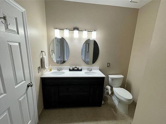 Primary Bathroom -paint has been updated to a neutral color.