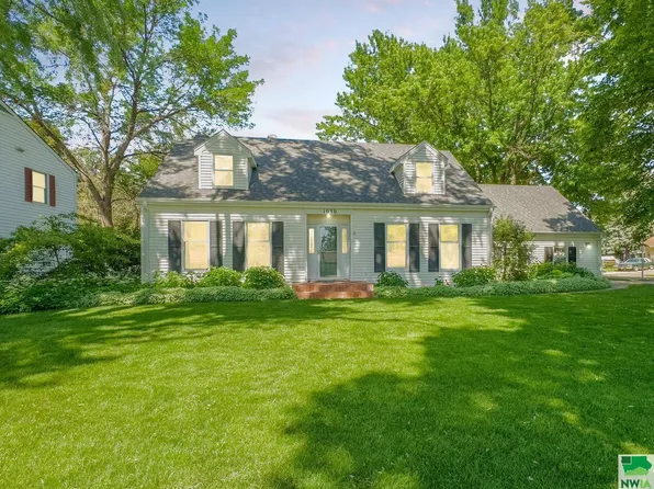 1030 Valley View Dr, Vermillion, SD 57069