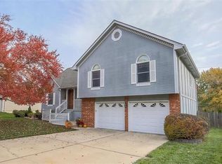 531 NE Timbercreek Dr, Lees Summit, MO 64086