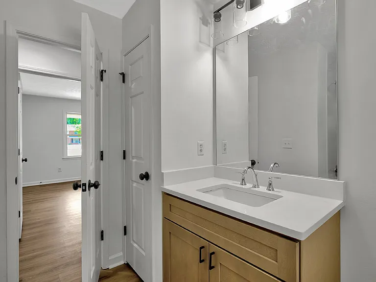 200 Meadowbrook Ct #B — Photo 17