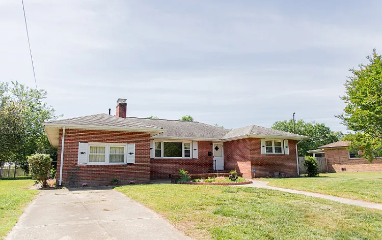 323 Shoreline Dr — Photo 2