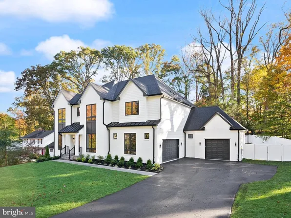 9205 Rosehill Dr, Bethesda, MD 20817