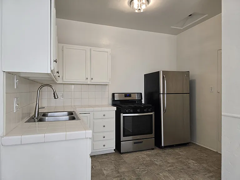 650 S Cloverdale Ave #4 — Photo 6