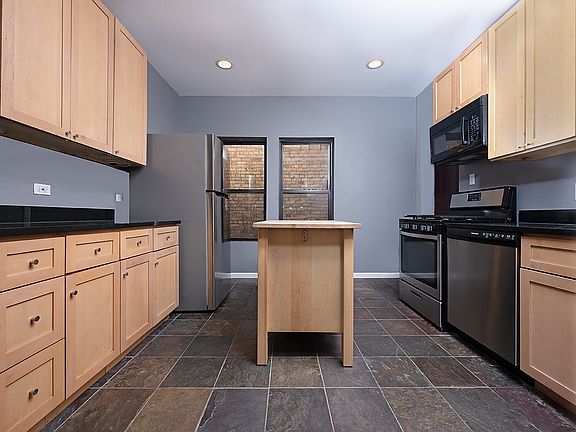 3rd image of 7434 N Hermitage Ave #1C