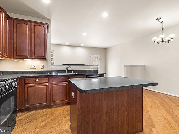 5th image of 271 Yorktown Ct