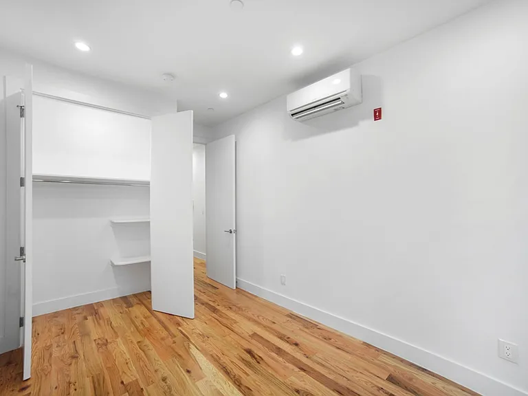 860 E 35th St #4 — Photo 9