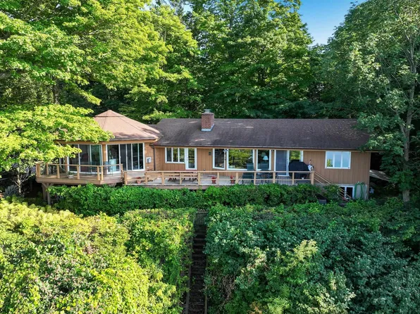 474 E Crystal Downs Dr, Frankfort, MI 49635