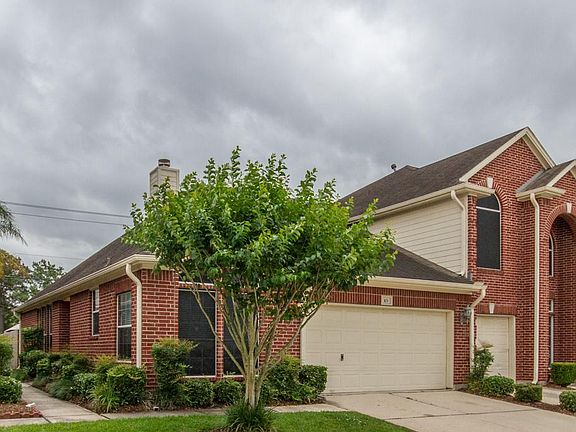 Beautiful landscaping - close to the community pool