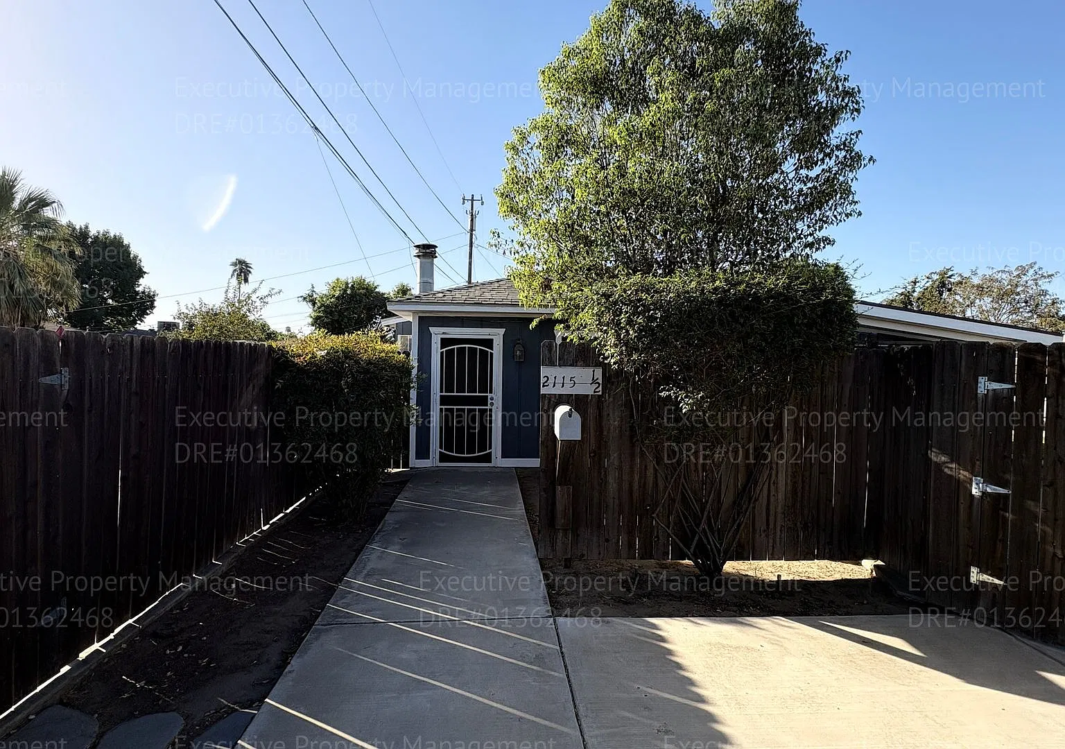 2115 Lester St — Photo 1