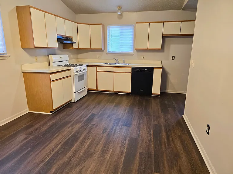 11921 Belmont Ave — Photo 5