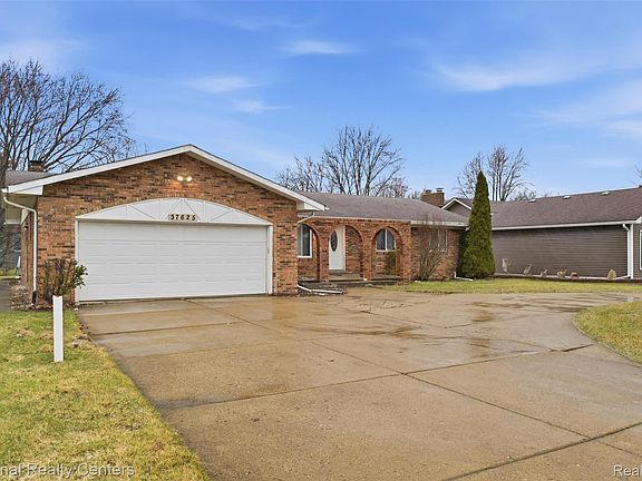 3rd image of 37625 Ryan Rd
