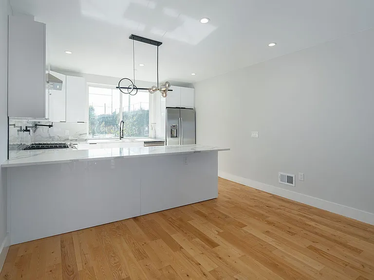 2454 Dickinson St — Photo 8