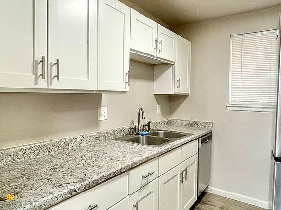 4th image of 1137 Cree Dr #3