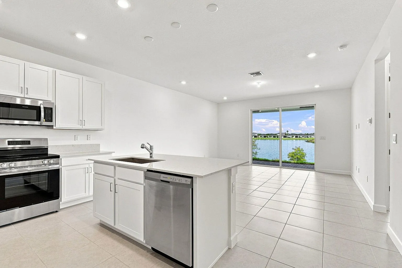 3 bed, 1436 sqft, $2,200 — Photo 4