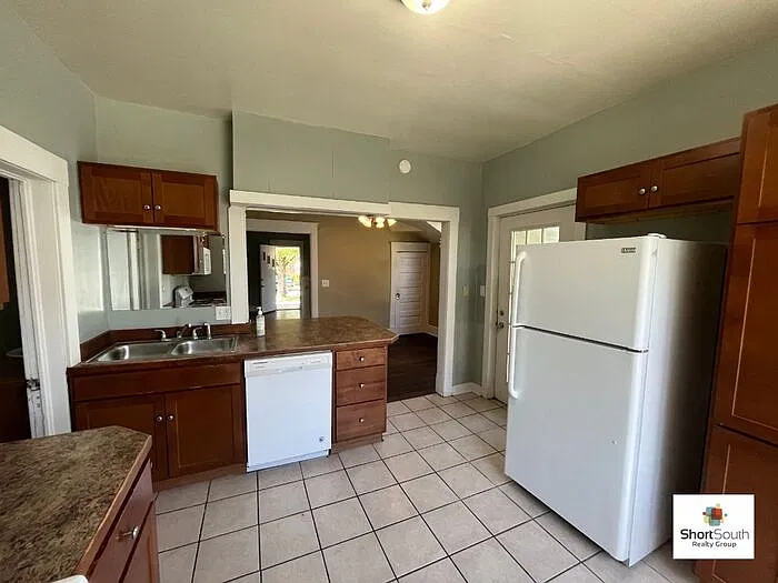 6 bed, 2.0 bath, 1800 sqft, $2,415 — Photo 4