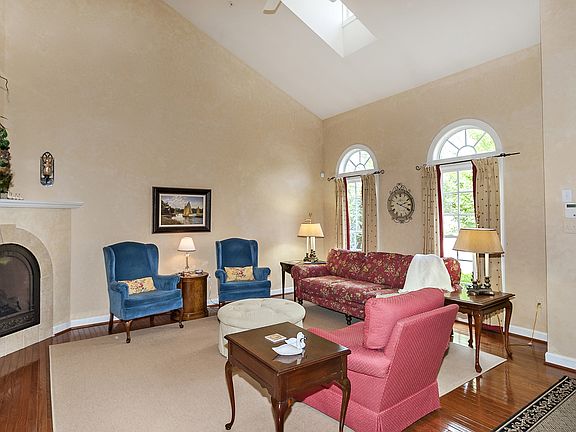 Living Room w Gas Fireplace