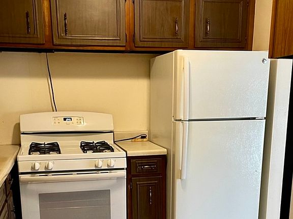 5th image of 9S120 Lake Dr APT 15-205