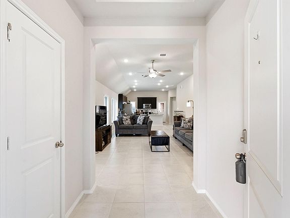 4th image of 313 Violet Crown Ln