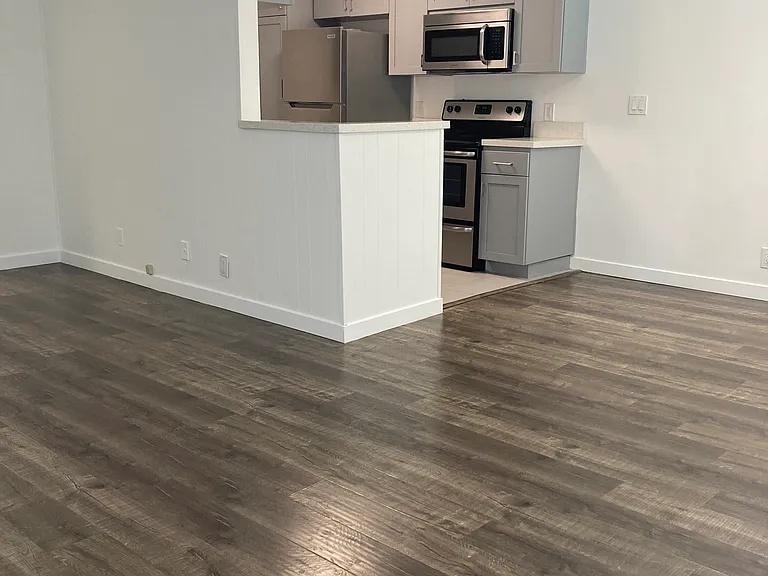 310 S Sherbourne Dr — Photo 3
