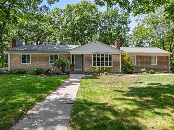 19 Preston Dr, Barrington, RI 02806