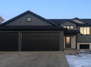 1768 Yellowstone Cir, Dickinson, ND 58601