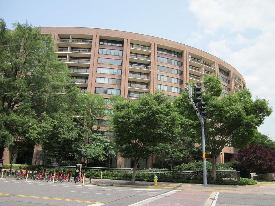 1st image of 1805 Crystal Dr APT 414
