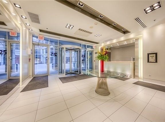 3rd image of 25 Carlton St #2101