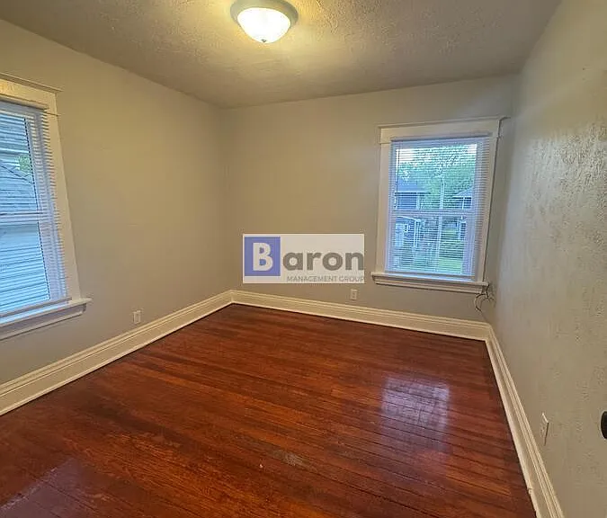 910 Allen St — Photo 6