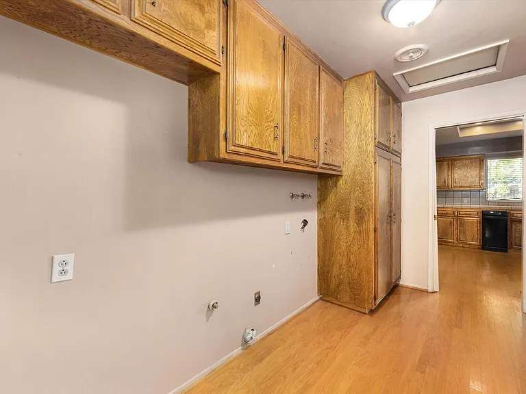 7808 Selkirk Dr — Photo 25