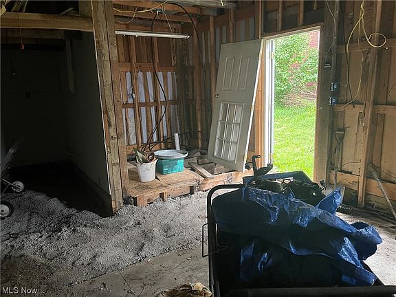 4th image of 160 W Main St