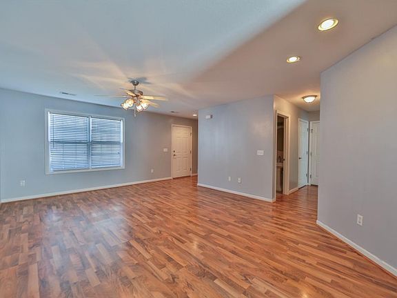 4th image of 304 Stratford Ct