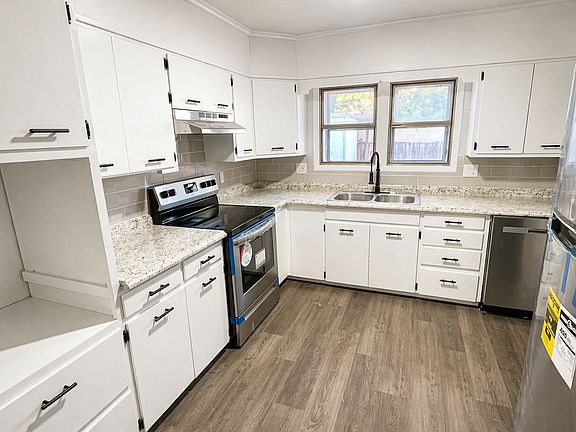 2nd image of 2317 Cedar St