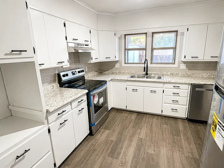 2317 Cedar St — Photo 2