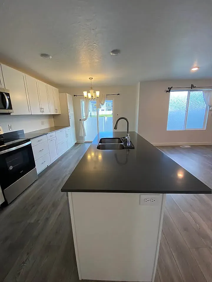 3 bed, 2.5 bath, 2100 sqft, $2,250 — Photo 4