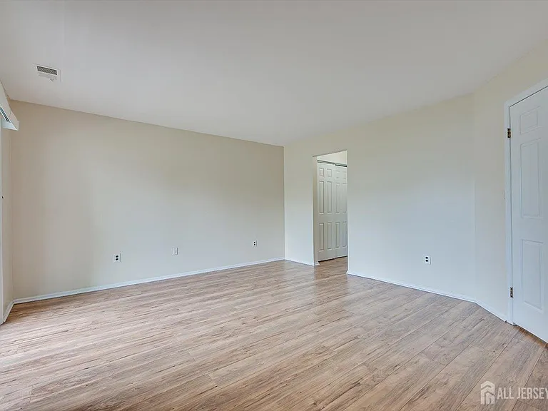 906 Montague Ave — Photo 14