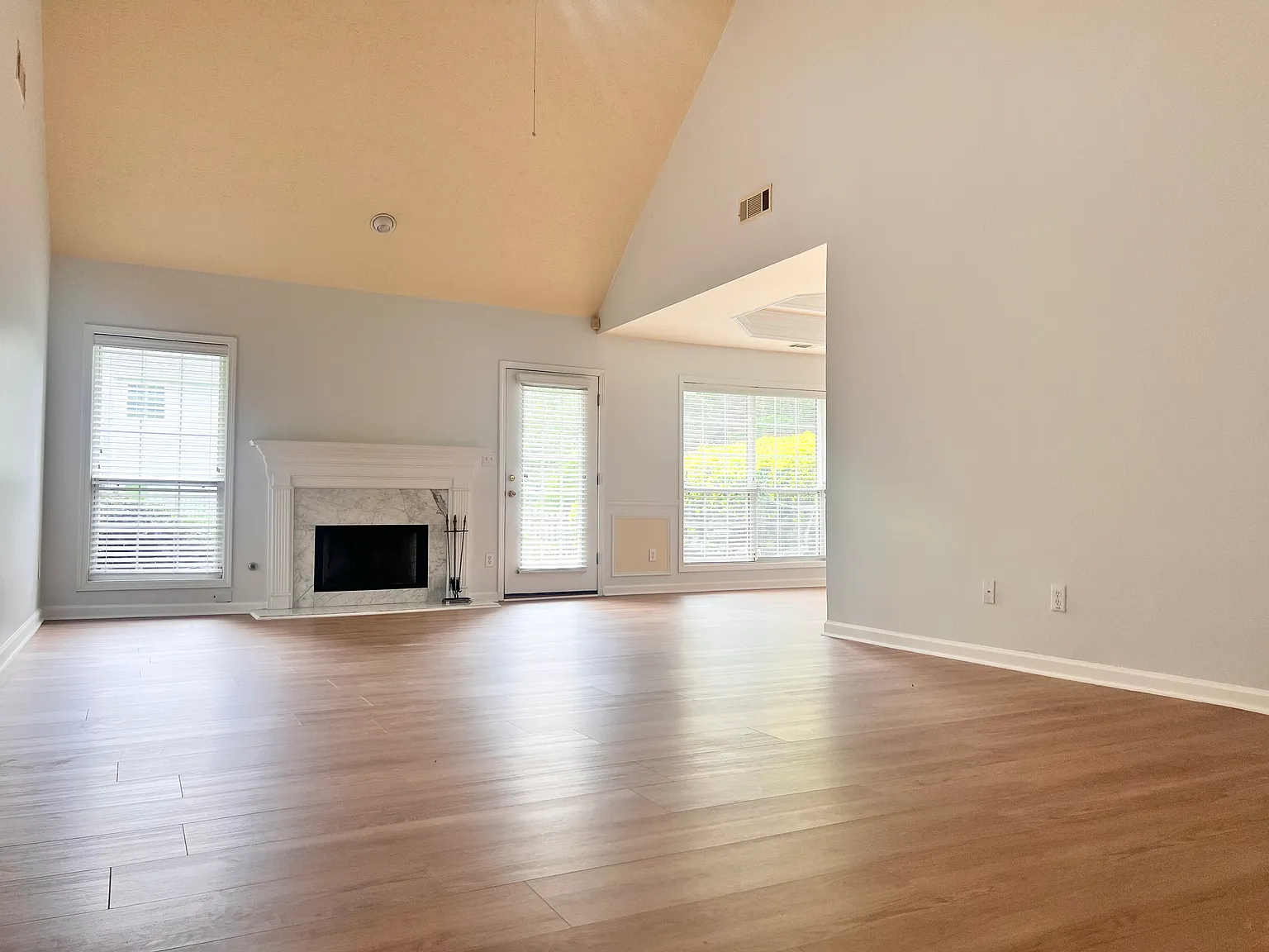 4 bed, 1943 sqft, $2,800 — Photo 2