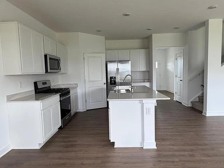 1559 Albatross St — Photo 2