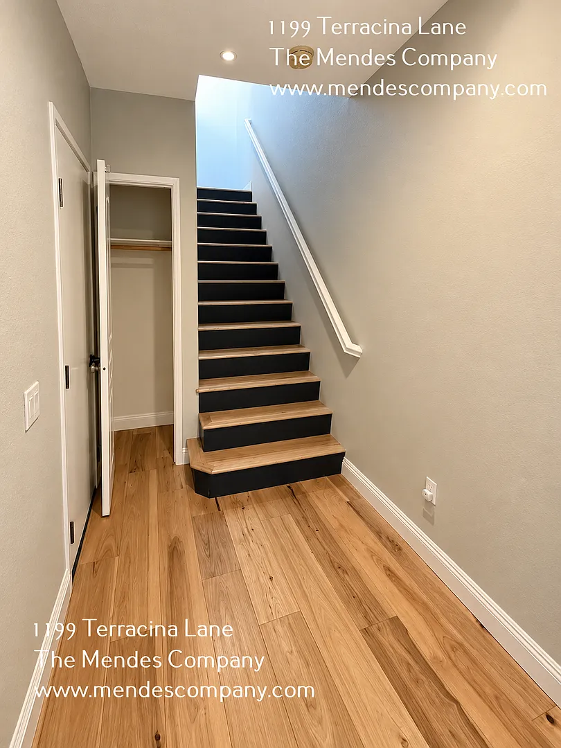 Updated 2BD/2.5BA Middletown Townhome with Garage, Central A/C & In-Unit Laundry! — Photo 2