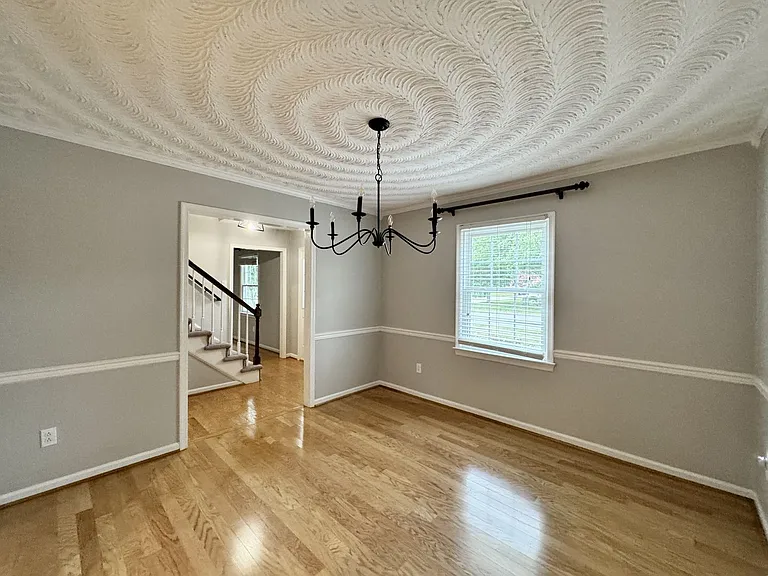 965 Commodore Dr — Photo 5