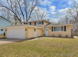 1523 Jobe Ave, St Charles, IL 60174