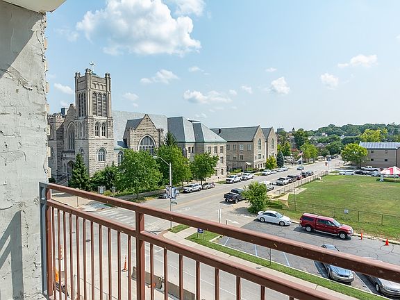 4th image of 200 S Washington St #301