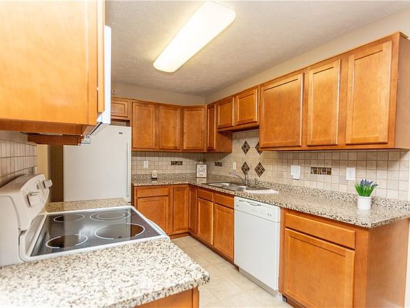 4th image of 1422 Landrush Way