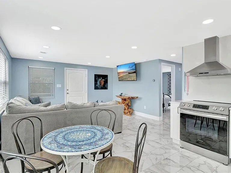1009 Ridge St — Photo 7