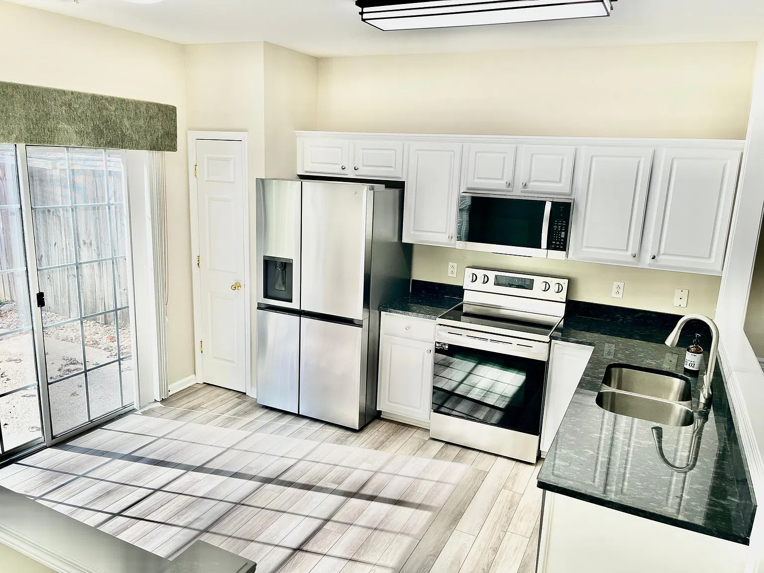3 bed, 2.5 bath, 1568 sqft, $2,350 — Photo 2