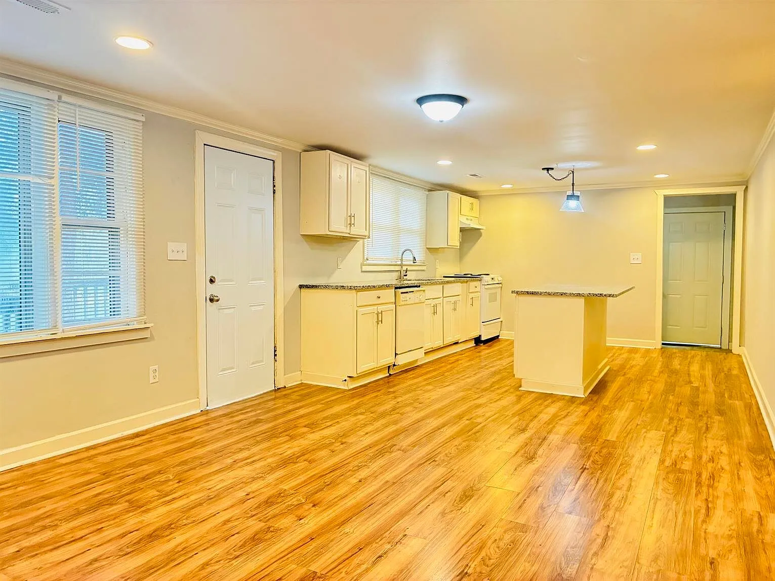 456 Lakeshore Pl NW — Photo 3