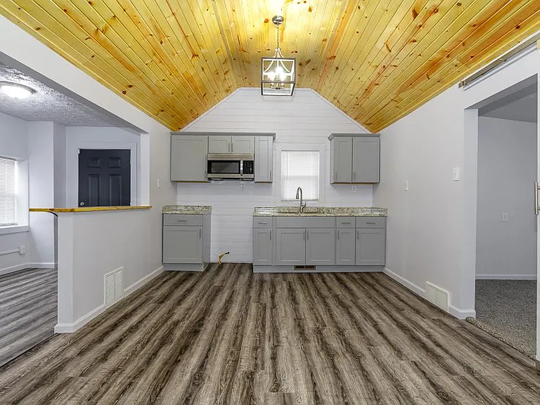 371 E Pace Ave — Photo 10