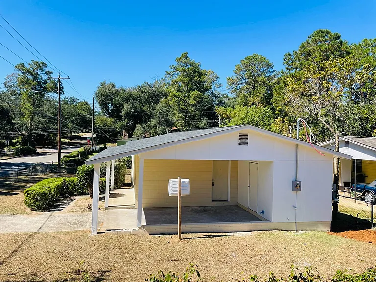 1100 Joe Louis St — Photo 3
